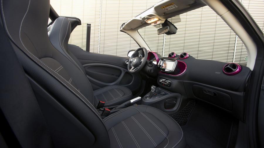 Интерьер Smart ForTwo ED Cabrio 2017 года  (фото 6 из 10)